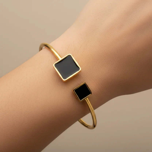 Ceyrah gold Bold Link Chain Bracelet on wrist, minimalist jewellery
