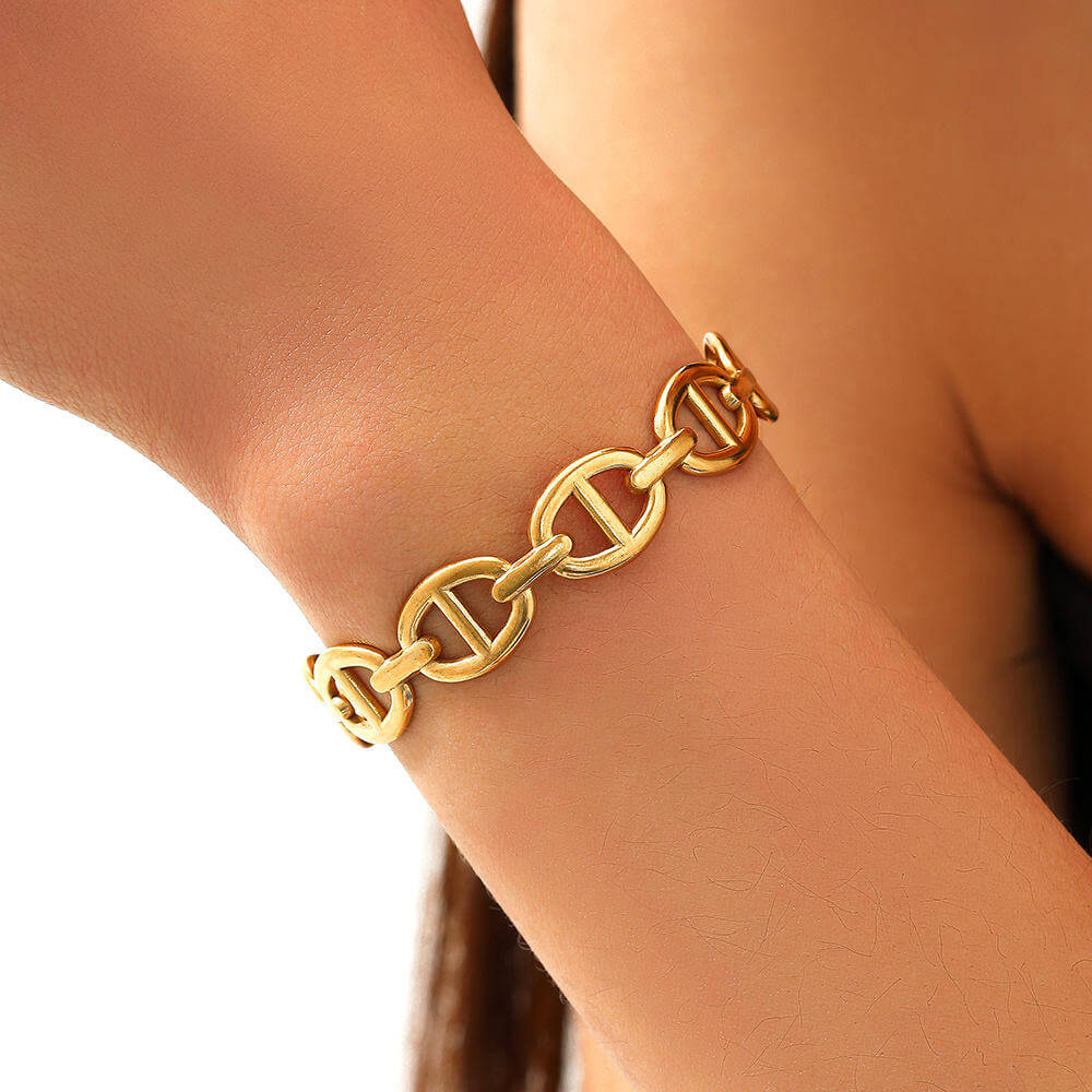 Women wearing Gold D Link Chain Bracelet 