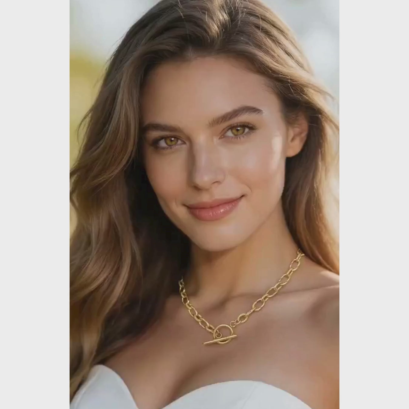Women wearing OT Clasp Chain Necklace Gold